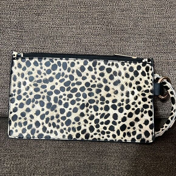 NEW Adorable Leopard print wristlet embellished with gorgeous rhinestones - Picture 3 of 7